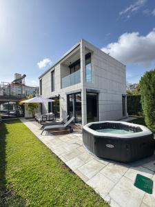 Bazén v ubytování Square house nebo v jeho okolí