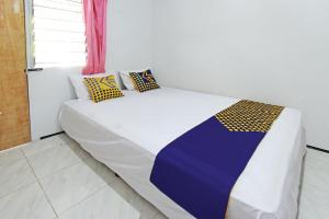 Кровать или кровати в номере OYO Life 92960 Rumah Kos Kita