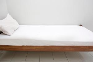 Un pat sau paturi într-o cameră la OYO Life 92925 Kost Bu Mala 2 Syariah