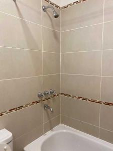 een badkamer met een bad en een toilet bij Antártida Argentina 63 in Ushuaia