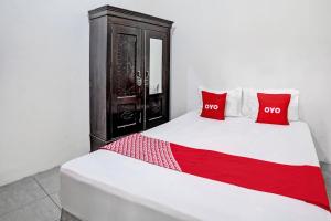 Кровать или кровати в номере OYO Life 92840 Wisma Morricco