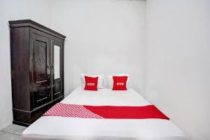 Кровать или кровати в номере OYO Life 92840 Wisma Morricco +14 фотографий