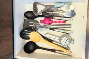 eine Schublade gefüllt mit vielen verschiedenen Küchenutensilien in der Unterkunft Altamira Apart Suites in Quito