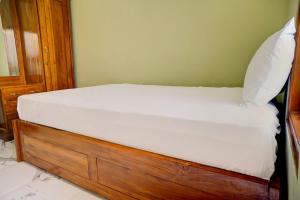 Un pat sau paturi într-o cameră la OYO Life 92922 Kost Bu Mala 1 Syariah