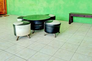 Cette chambre comprend une table et des chaises. dans l'établissement OYO Life 92919 Kost Wijaya Kusuma Lake Syariah, à Madiun