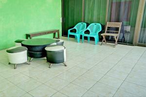 une chambre avec des chaises, une table et des chaises dans l'établissement OYO Life 92919 Kost Wijaya Kusuma Lake Syariah, à Madiun