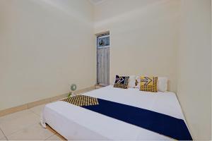 Letto o letti in una camera di SPOT ON 92934 Nusantara Syariah