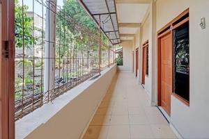 un corridoio vuoto in un edificio scolastico con finestre di SPOT ON 92934 Nusantara Syariah a Yogyakarta