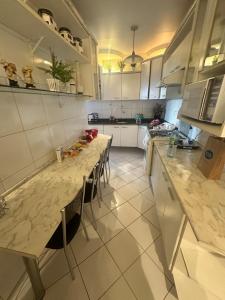 Kuchyň nebo kuchyňský kout v ubytování Apartamento Umarizal 3 quartos