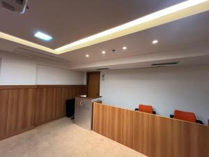 an office cubicle with orange chairs and a desk at Lindo apartamento 1 4 frente mar in Salvador +13 photos