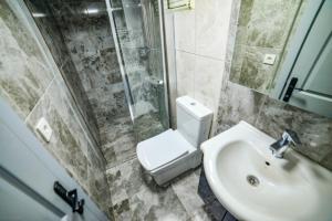 een badkamer met een toilet, een wastafel en een douche bij Suıte Travel in Istanbul