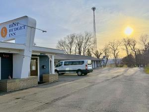 a white van parked in front of a building at Best Budget Inn in Marshalltown +5 photos