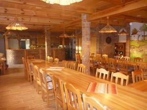 comedor grande con mesas y sillas de madera en Penzion u Tomčalů en Terezín