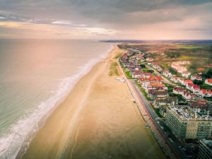 - une vue aérienne sur la plage et les bâtiments dans l'établissement Studio in Knokke with Stunning Sea Views, à Knokke-Heist