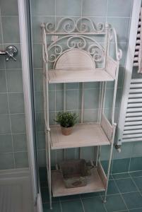 een plank in een badkamer met een plant erop bij Casal Bengodi in Poggio a Caiano