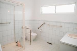 ein Badezimmer mit Toilette und Waschbecken in der Unterkunft Port Campbell Coastal Unit 2 in Port Campbell