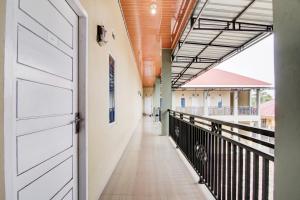an empty corridor of a building with a door at OYO 93087 Wisma Apel Syariah in Parit