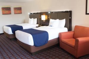 Postel nebo postele na pokoji v ubytování Days Inn by Wyndham Woodbury Long Island