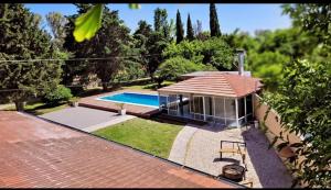 una casa con piscina en un patio en Casa Quinta La Aves, en Estación La Plata