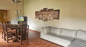 Una sala de estar con un sofá y una mesa de comedor. en Casa Quinta La Aves, en Estación La Plata 3 fotos más
