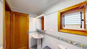 Un baño con lavabo y ventana. en Apartamento Relax 2, en Las Palmas de Gran Canaria