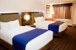 Postel nebo postele na pokoji v ubytování Days Inn by Wyndham Woodbury Long Island