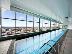 einen großen Pool mit Stadtblick in der Unterkunft QV Spacious 2BR APT CityCentre State Library in Melbourne