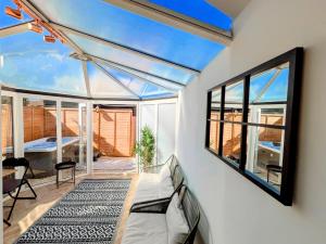 Balkón nebo terasa v ubytování 1-Bed Retreat - Hot Tub Private Garden & Bbq