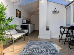 Ảnh trong thư viện ảnh của 1-Bed Retreat - Hot Tub Private Garden & Bbq ở Swindon