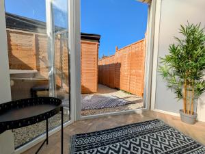 Ảnh trong thư viện ảnh của 1-Bed Retreat - Hot Tub Private Garden & Bbq ở Swindon
