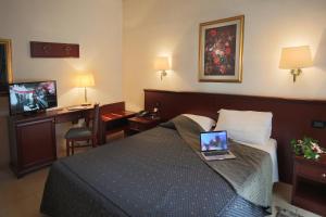 TV a/nebo společenská místnost v ubytování Hotel Leonardo