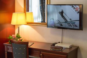 Televiisor ja/või meelelahutuskeskus majutusasutuses Hotel Leonardo