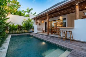 an infinity pool in the backyard of a villa at Villa Camille - Private 1BR Oasis with Pool in Nyanyi Beach in Tanah Lot