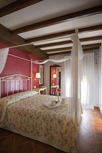 1 dormitorio con 1 cama grande con dosel en Apartamentos Rurales Cumbres de Gredos, en Jaraíz de la Vera