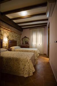 ハライス・デ・ラ・ベラにあるApartamentos Rurales Cumbres de Gredosのベッドルーム1室(ベッド2台、窓付)