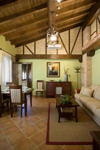 sala de estar con sofá y mesa en Apartamentos Rurales Cumbres de Gredos, en Jaraíz de la Vera