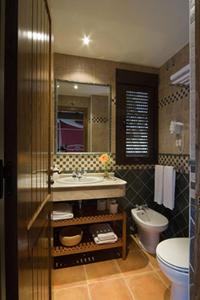 Phòng tắm tại Apartamentos Rurales Cumbres de Gredos