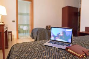 Televiisor ja/või meelelahutuskeskus majutusasutuses Hotel Leonardo