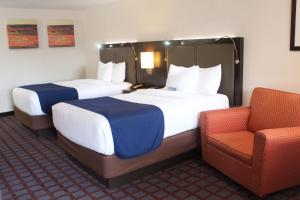 Postel nebo postele na pokoji v ubytování Days Inn by Wyndham Woodbury Long Island