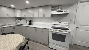 Η κουζίνα ή μικρή κουζίνα στο Cozy place, 15 min to Niagara Falls & USA border.