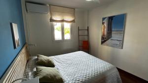 a bedroom with a bed and a window at Apartamento Marion in Cala del Moral