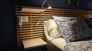 a bedroom with a bed and a light on a wall at Apartamento Marion in Cala del Moral