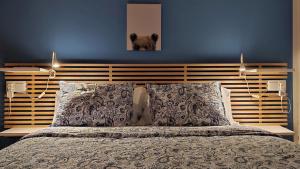 a bedroom with a large bed with a blue wall at Apartamento Marion in Cala del Moral