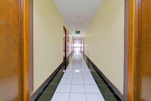 een lege hal in een gebouw met een tegelvloer bij OYO Life 92949 Apartemen Gateway Cicadas By Qq Rent in Bandung