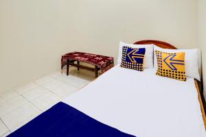 Postel nebo postele na pokoji v ubytování Hotel O Karman's Sari 1 Homestay Syariah + 21 fotografií