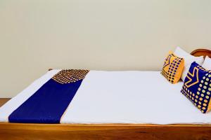 Postel nebo postele na pokoji v ubytování Hotel O Karman's Sari 1 Homestay Syariah