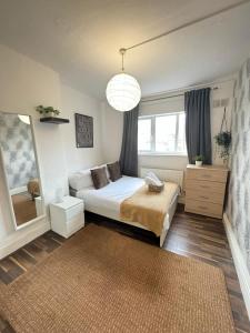 Postel nebo postele na pokoji v ubytování Comfy & Well-Located 2BR Apartment - Walthamstow