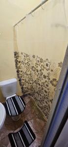 ein Badezimmer mit Toilette und Duschvorhang in der Unterkunft Só pra relaxar! in Manaus