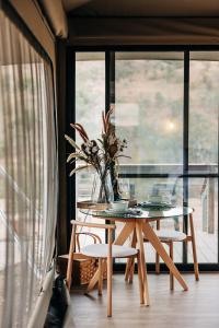 a table and chairs in a room with a window at Jara II in Berremangra