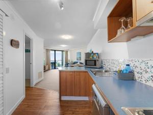 Η κουζίνα ή μικρή κουζίνα στο Beachside Retreat in Urangans Mantra Resort